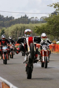 Brent hams it up at Wyndham Street Race for the crowd